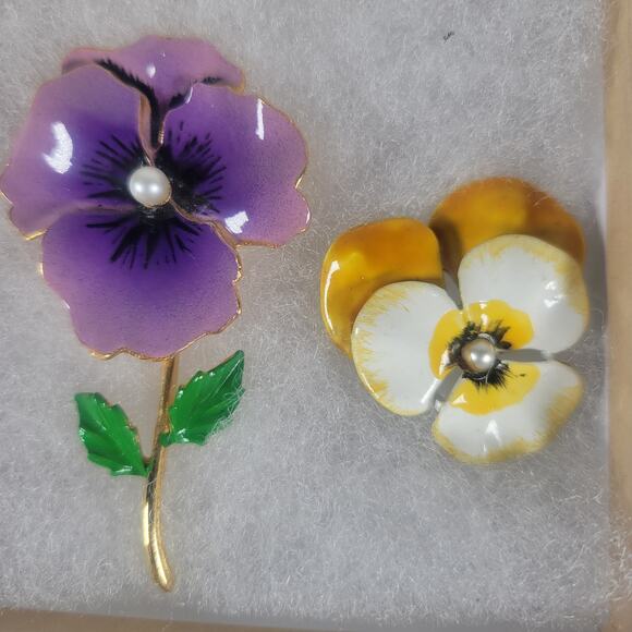 2 Unsigned Vintage Classic Pansy Flower Floral Gold Tone Metallic Brooches - Picture 1 of 5